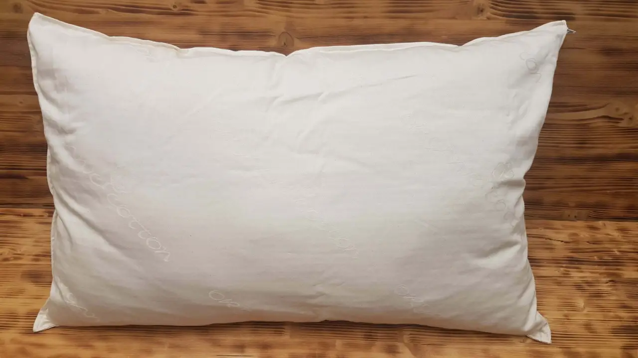 Federe unte e ingiallite? Ecco il trucco potente per farle tornare bianche senza fatica