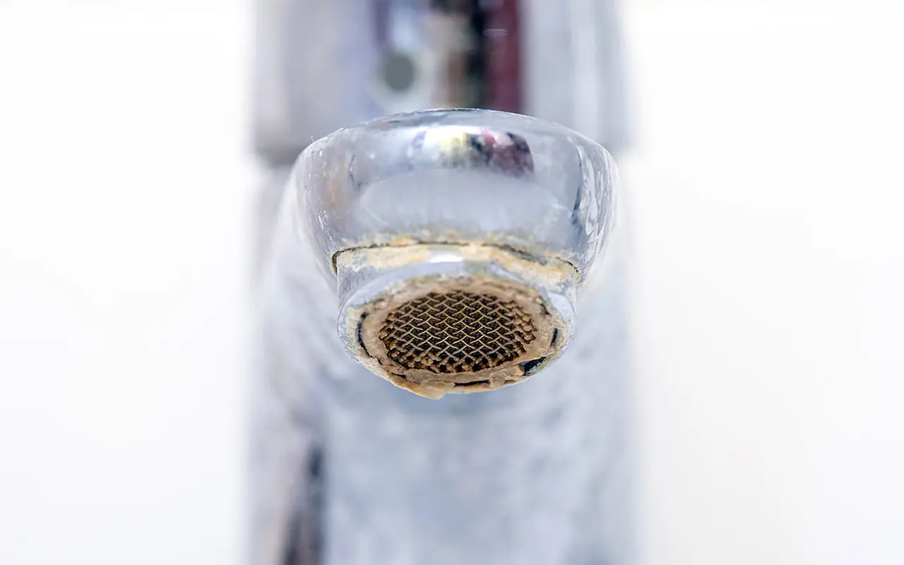 Usi l’aceto contro il calcare? Ecco la verità su quanto sia davvero efficace