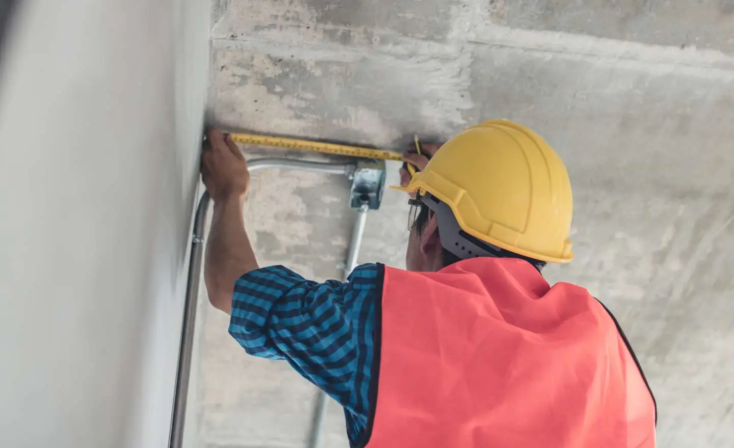 Quando basta il geometra e quando serve l’ingegnere: ecco la differenza che influisce sulle pratiche